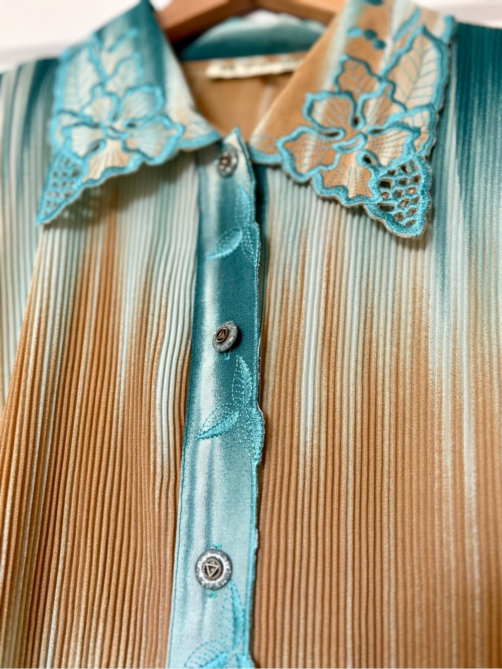 Vintage Sweet Tiger pleated Fashion Blouse. - Picture 2 of 10